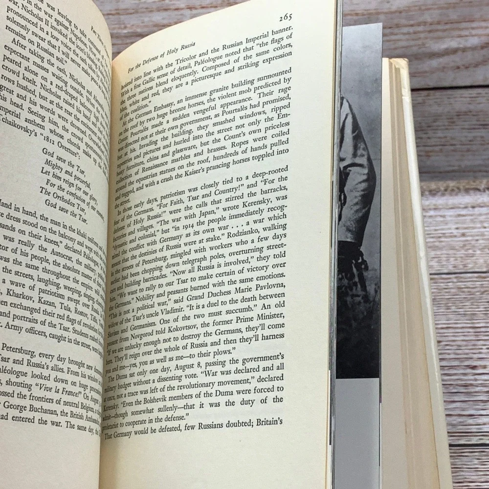 Nicholas & Alexandra An Intimate Account of the Last‎ of Romanovs Massie 1967/68